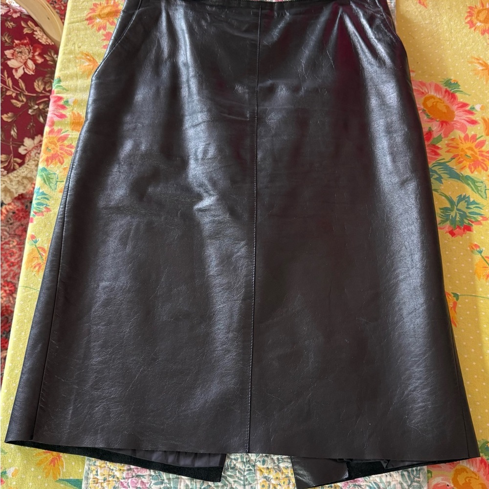VTG Kenneth Cole Black Leather Pencil Skirt, flat waist, back slit, pockets Sz 2